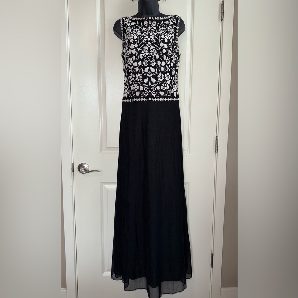 Tadashi Shoji Black and White Vintage Evening Gown Medium Very Detailed Bodice